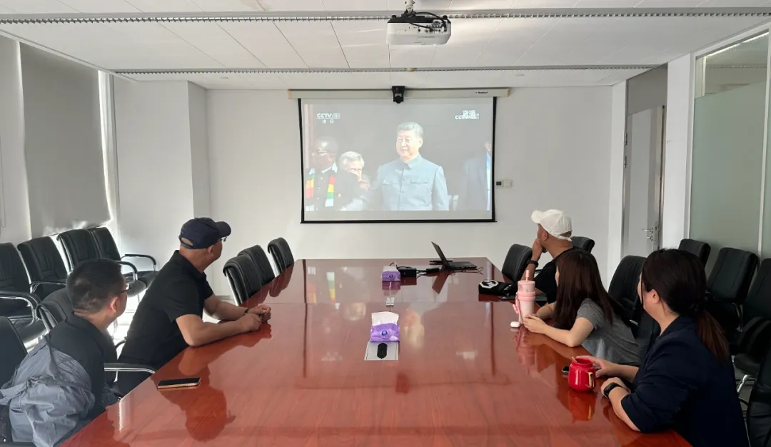 中國建研院干部職工觀看紀(jì)念抗戰(zhàn)勝利80周年閱兵盛況